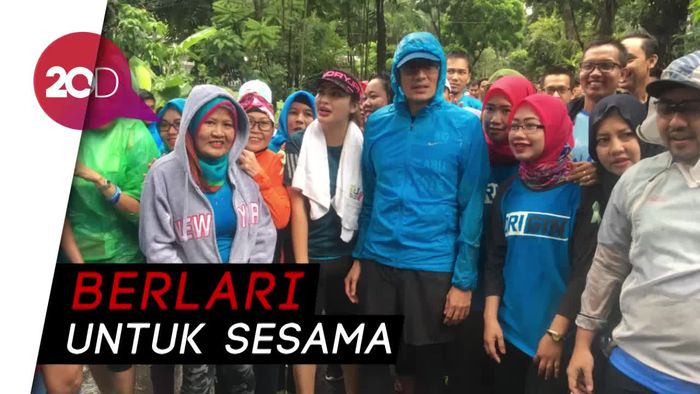 Hujan Tak Hentikan Wagub Sandi Berlari Menggalang Dana