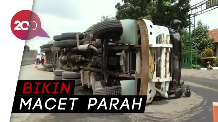 Truk Terguling di Jalan Raya Bekasi