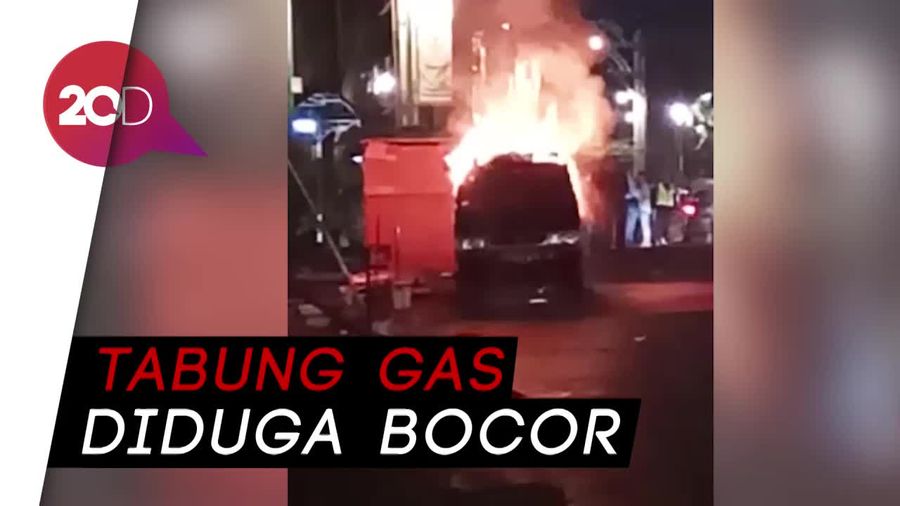 Mobil Tahu Bulat Terbakar di Dekat Mal Taman Anggrek