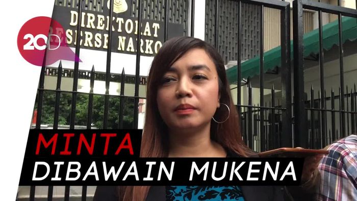 Roro Fitria Rajin Salat di Tahanan