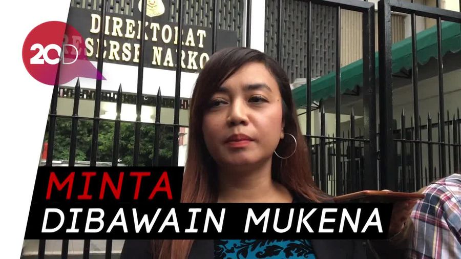 Roro Fitria Rajin Salat di Tahanan