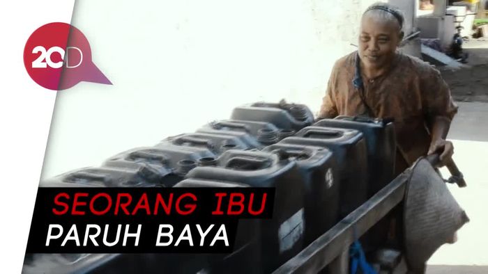 Salut! Puluhan Tahun Ibu Ini Jualan Air Keliling
