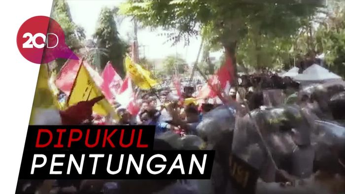 Demo Tolak Revisi UUMD3, Mahasiswa di Jombang Bentrok dengan Polisi