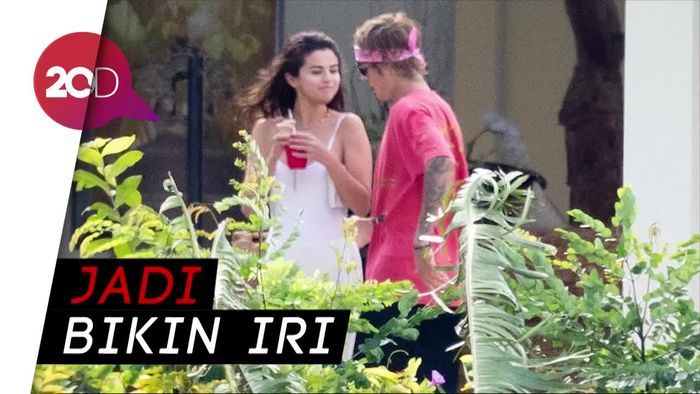 Ciuman Mesra Justin Bieber untuk Selena di Jamaika