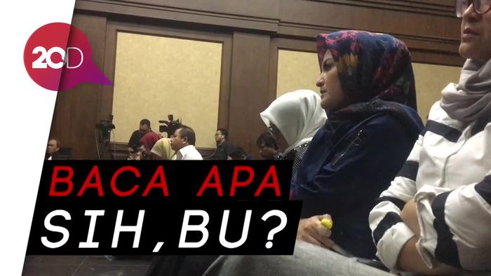 Komat-kamit saat Sidang Novanto, Bu Deisti Ngapain?