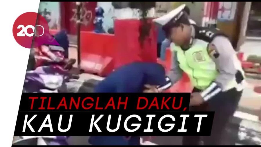 Tak Terima Ditilang, Emak-emak di Kudus Ini Gigit Polisi