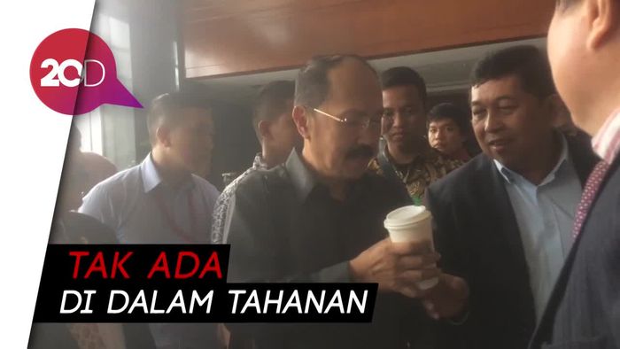 Akhirnya Fredrich Menyeruput Kopi Kesukaannya
