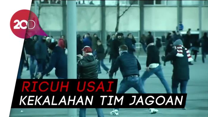 Parah! Suporter Bola Ricuh, Satu Polisi Meninggal