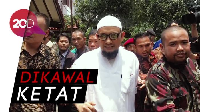 Dijaga Ketat, Novel Salat Jumat di Masjid Al-Ihsan