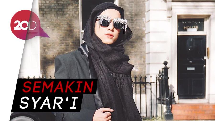 Selain Berhijab, Kini Lindsay Lohan Juga Pakai Kosmetik Halal