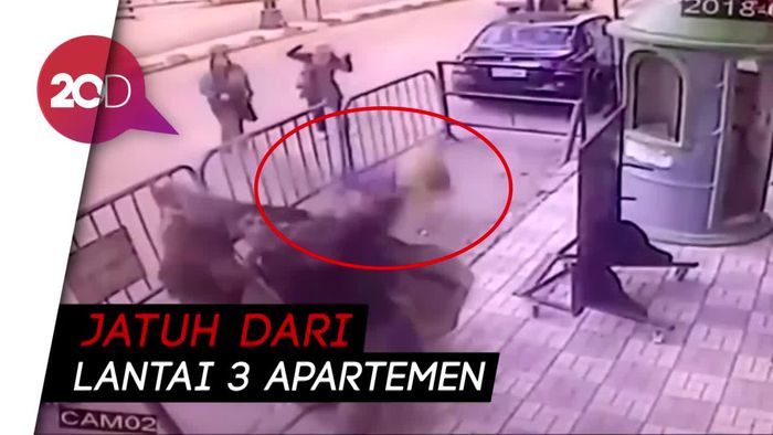 Menakutkan! Polisi Selamatkan Anak yang Terjatuh