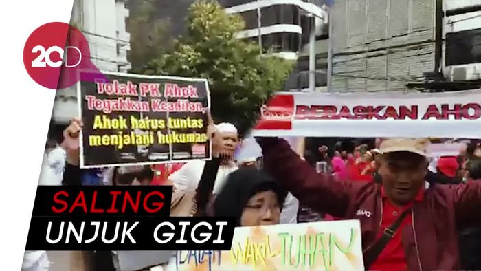 Massa Pro dan Kontra Ahok Adu Orasi di PN Jakut