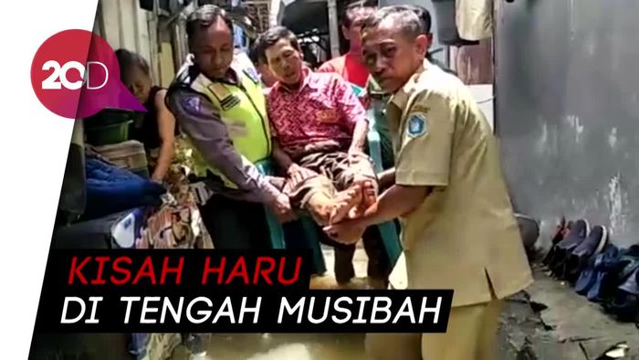 Aksi Petugas Selamatkan Warga Sakit dari Banjir Lamongan 