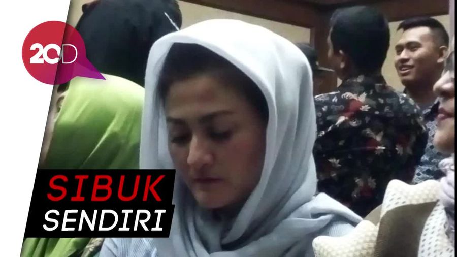 Hadir di Persidangan Novanto, Deisti Sibuk Main Handphone