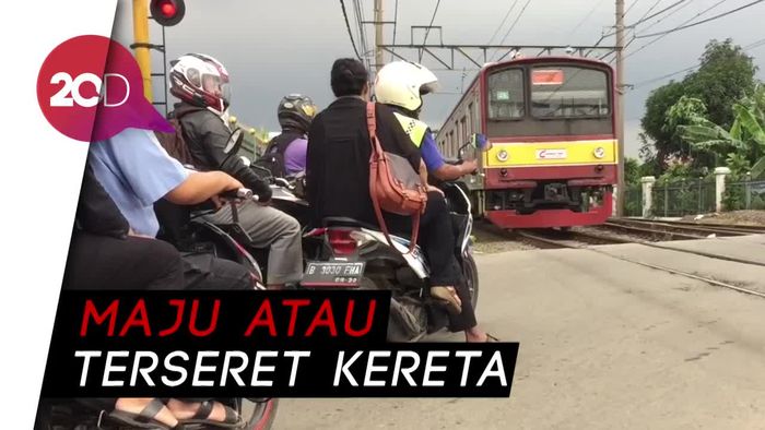 Berjudi Nyawa di Palang Pintu Kereta Stasiun Citayam