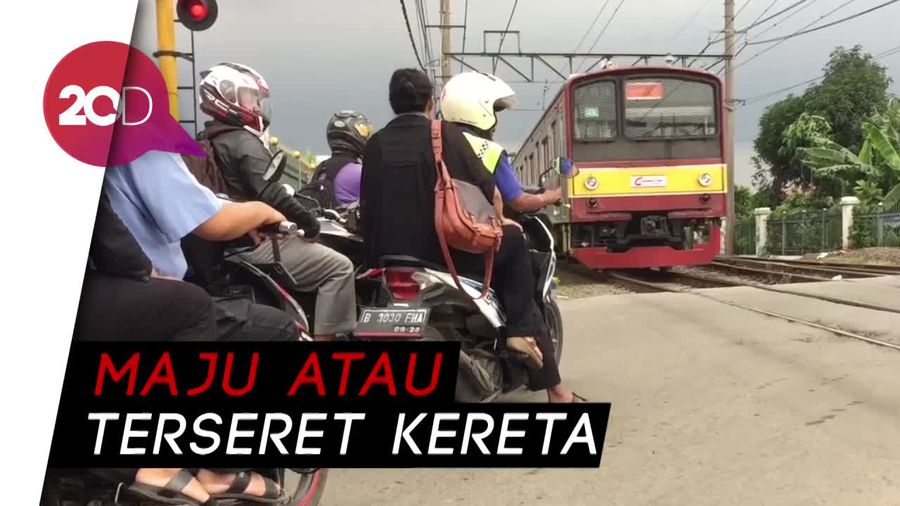 Berjudi Nyawa di Palang Pintu Kereta Stasiun Citayam
