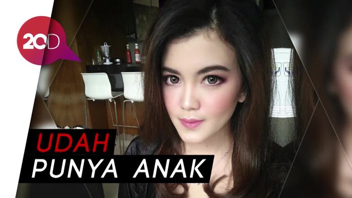 Tania Putri si Kutu Buku yang Sekarang Cantik Banget