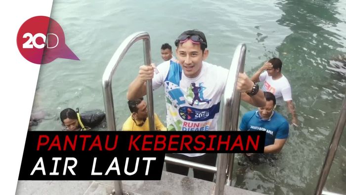 Byur! Sandiaga Nyemplung dan Renang di Pulau Tidung