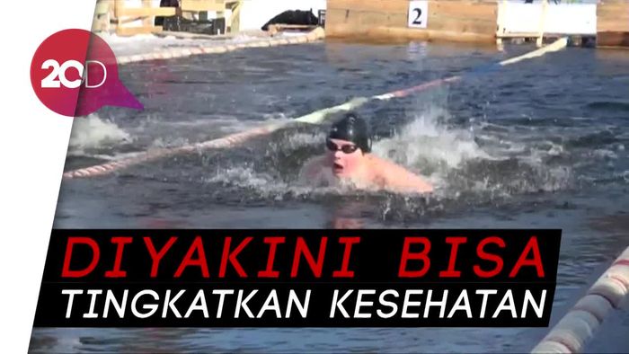Wow! Ada Lomba Renang dalam Air Es di Rusia