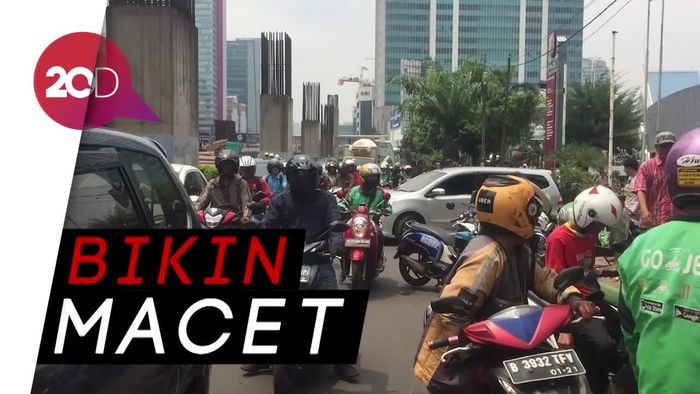 Lagi Asyik Kumpul Nunggu Hujan Duit di Kuningan, Eh Diusir Polisi