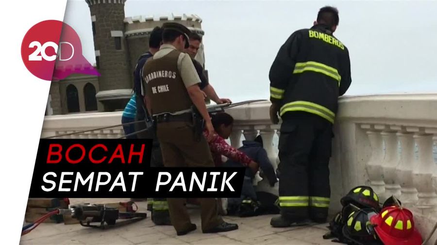 Aksi Damkar Selamatkan Bocah yang Nyangkut di Pagar