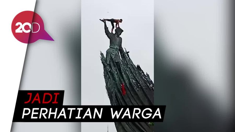 Heboh Pria Senam dan Menari di Puncak Tugu Zapin
