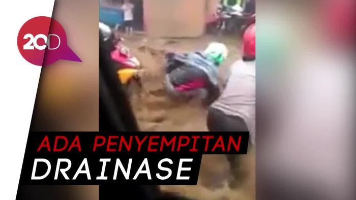 Ngeri! Video Motor Terseret Derasnya Banjir Cianjur