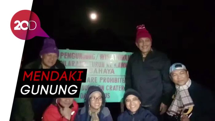 Menko Maritim, Menkeu, Gubernur BI Menikmati Keindahan Kawah Ijen