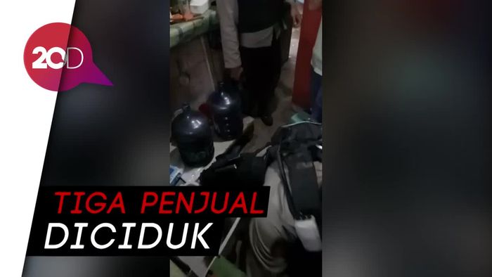 Polisi Gerebek Toko Miras Oplosan di Duren Sawit