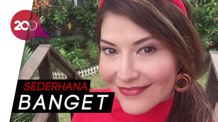 Gaya Tamara Bleszynski Makan Nasi Warteg Pakai Tangan