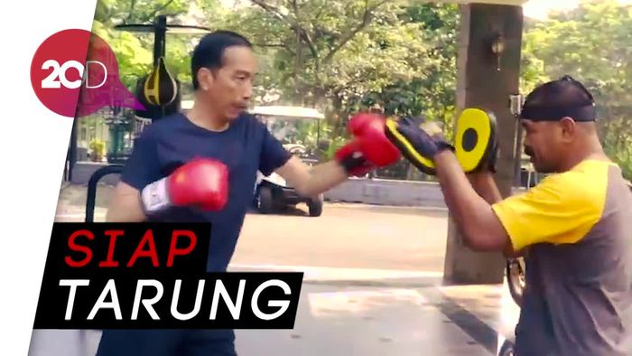 Aksi Jokowi Berlatih Tinju dengan Ajudan