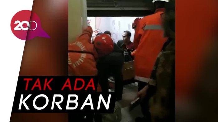 Proses Evakuasi 12 Korban Terjebak Lift di Mal Cijantung