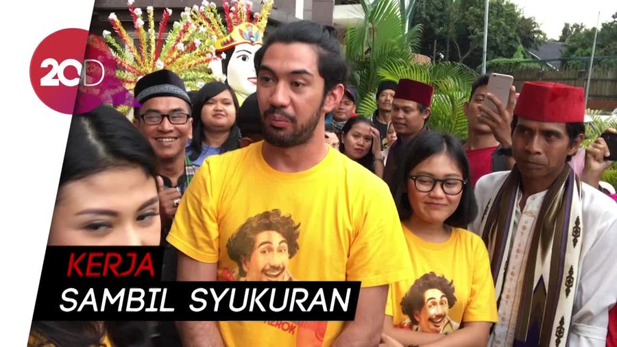 Reza Rahadian Rayakan Ultah Sambil Kerja