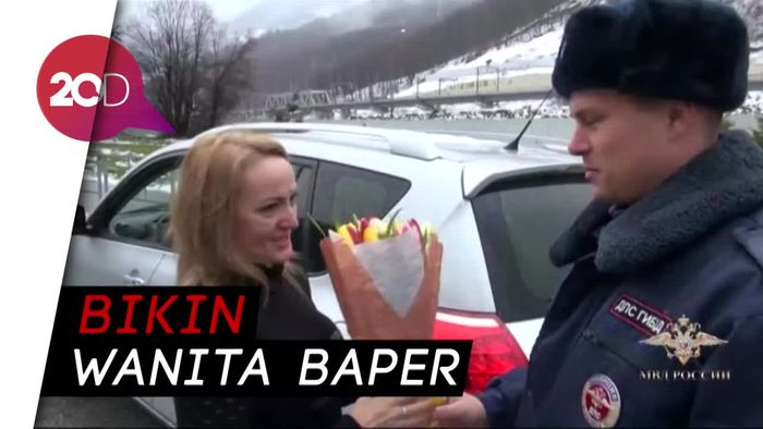 Romantis! Polisi Bagi-bagi Bunga untuk Wanita di Rusia