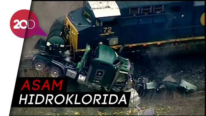 Duh.. Kereta Tabrak Truk Pembawa Asam Berbahaya
