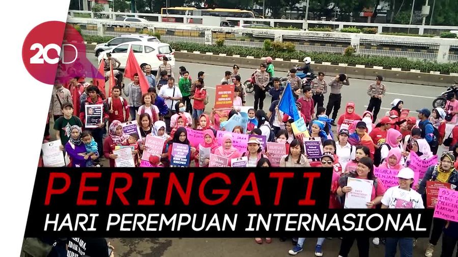 Parade Juang Perempuan Indonesia Serukan Tuntutan di Gedung DPR