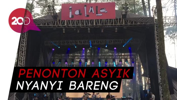 Penonton Goyang Bareng Rendy Pandugo Cs di Lalala Festival 2018