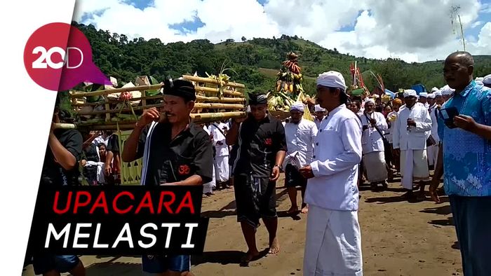 Ratusan Pratima Dibersihkan Dalam Melasti di Pantai Jolosutro Blitar