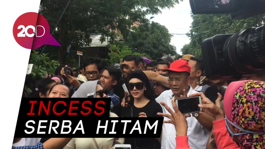 Gaya Syahrini Ngopi Bareng Hotman Paris