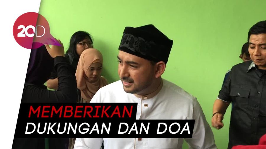 Ustaz Al-Habsyi dan Renata Jenguk Fachri Albar di RSKO