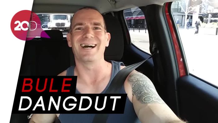 Lihat Aksi Pria Bule Nyanyi Lagu Jaran Goyang hingga Di Radio