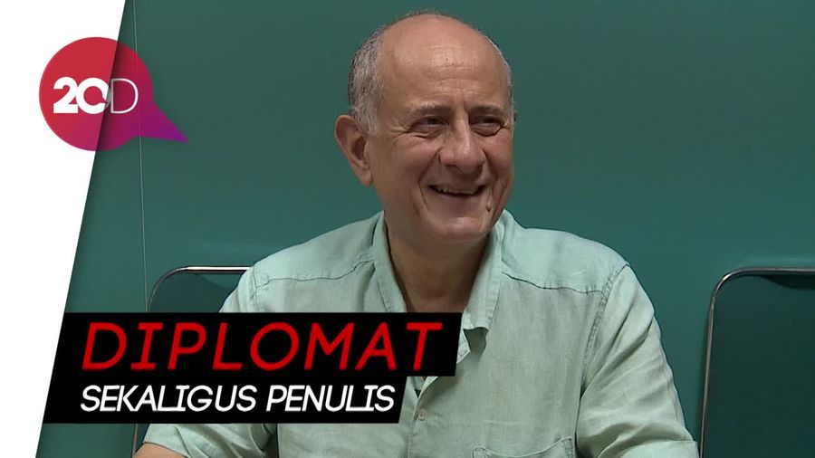 Cerita Eks Dubes Yunani yang Suka Traveling dan Menulis
