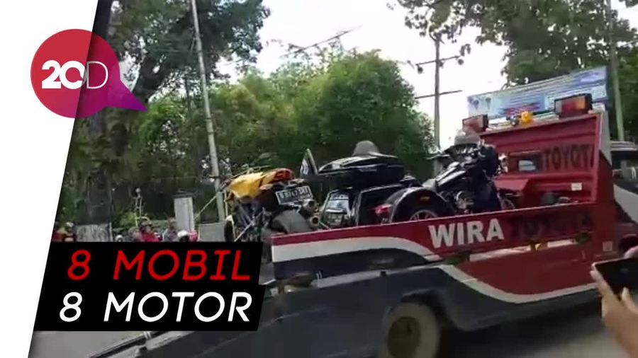 Saat Mobil dan Motor Mewah Bupati HST Disita KPK