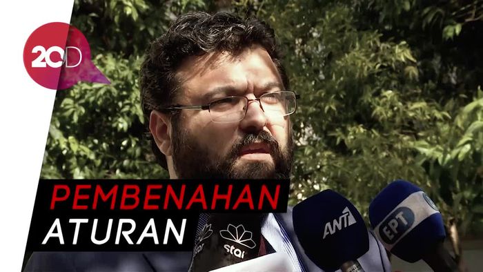 Liga Yunani Disetop karena Insiden Pistol Masuk Lapangan