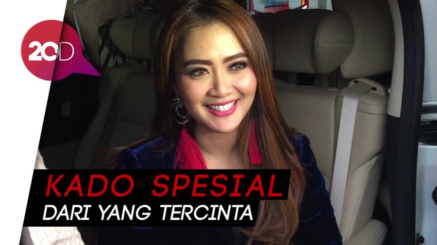 Vega Darwanti Dapat Kado Unik dari Suami 
