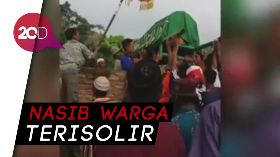 Terisolir, Jenazah Warga Diusung Lewati Pagar