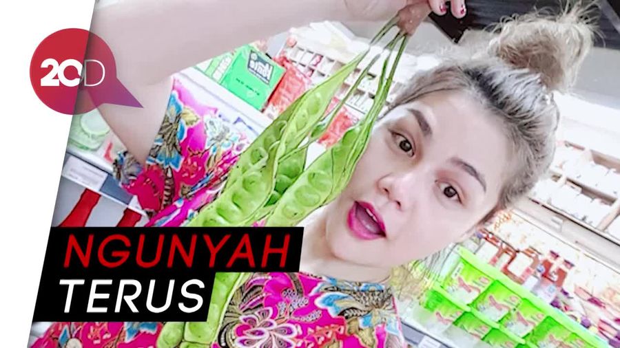 Bikin Mupeng Euy Lihat DJ Butterfly Asyik Makan