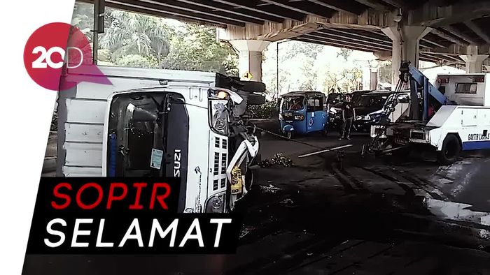 Truk Babak Belur Tabrak Separator Busway 