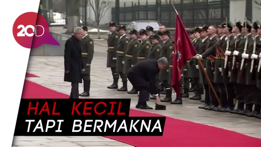 Salut! Presiden Ini Rela Pungut Topi Pengawal yang Jatuh