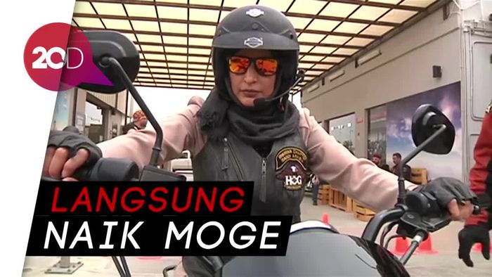 Wanita Asal Saudi Mulai Menggeber Motor